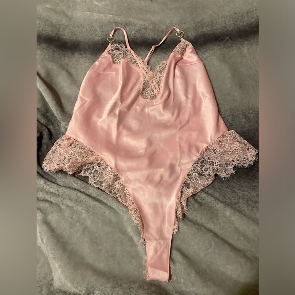 Pink Victoria Secret lingerie medium ! New with tag.